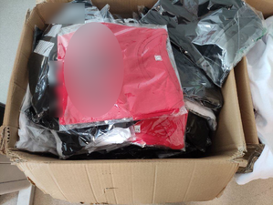 zabezpieczona odzież  w kartonowym pudełku(2)
