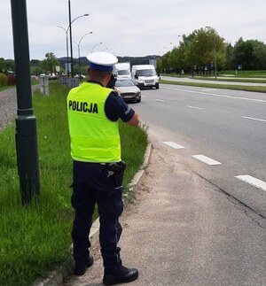 umundurowany policjant drogówki z laserowym miernikiem prędkości,