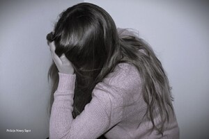 skulona kobieta zasłania twarz dłonią - zdjęcie ilustracyjne KMP w N. Sączu