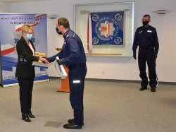 Maria Aleksander-Pisz odbiera certyfikat z rąk Komendanta