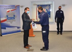 Krzysztof Groń odbiera certyfikat z rąk Komendanta