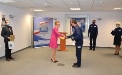 Beata Mleczko odbiera certyfikat z rąk Komendanta