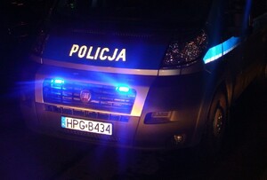 noc, radiowóz z włączonymi światłami