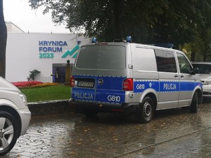 radiowóz zaparkowany w pobliżu miejsca gdzie odbywało się forum