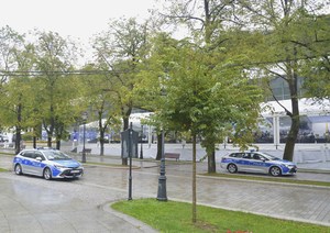 dwa policyjne radiowozy w rejonie, gdzie odbywało się forum
