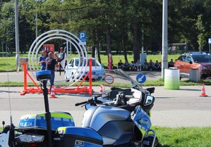 na pierwszym planie policyjny motocykl, w tle żyroskop