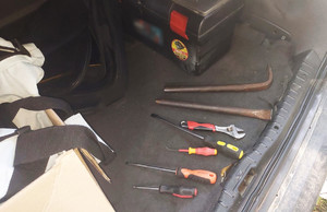 łomy i inne narzędzia w bagażniku samochodu