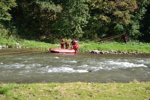 22. Ratownicy WOPR podczas prowadzonych ćwiczeń na rzece - transportowanie zaginionej pontonem na drugi brzeg rzeki
