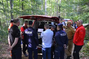 24  Odprawa służb podczas poszukiwań - sprzęt na którym wyznaczana jest trasa poszukiwań.