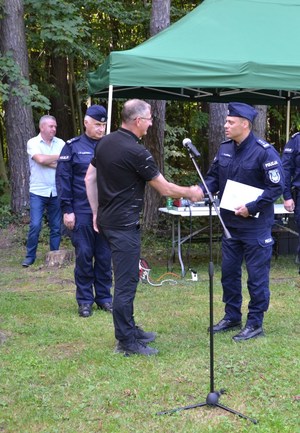 39 Komendant insp. Krzysztof Dymura dziękuje wójtowi gminy Rytro