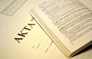 otwarty kodeks karny położony na okładce akt