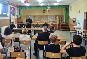 komendant komisariatu prezentuje dane zebranym osobom