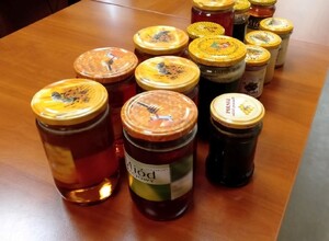 słoiki z miodem zabezpieczone w jednym z mieszkań