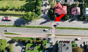 kadr filmu, na którym widać wyprzedzanie w rejonie przejścia dla pieszych