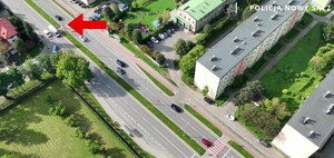 kadr z filmu, na którym widać wyprzedzanie na przejściu dla pieszych