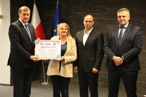 przekazanie symbolicznego czeku - od lewej nadinsp. w st. spocz. W. Padło, E. Gargula, insp. dr K. Dymura, nadinsp. M. Ledzion