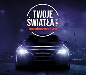 noc, samochód z włączonymi światłami, napis Twoje światła - nasze bezpieczeństwo