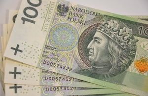 banknoty (kilka sztuk) o nominale 100 złotych