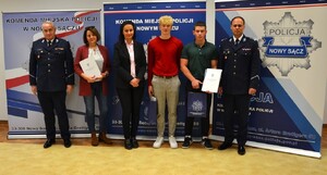 4. wspólne zdjęcie uczniów, komendantów i nauczycielek — kopia