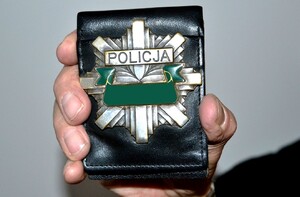 policyjna odznaka trzymana w dłoni