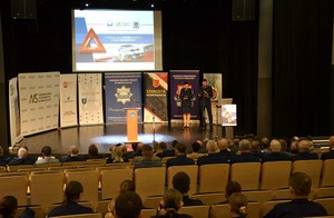 17. policjanci prowadzący konferencję