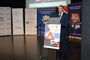 38. Rektor Cygnar przy mównicy podsumowuje konferencję