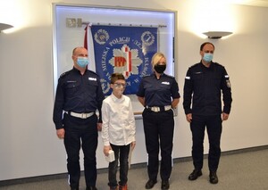 Wyróżniony Maksymilian Ogurek wraz z policjantami