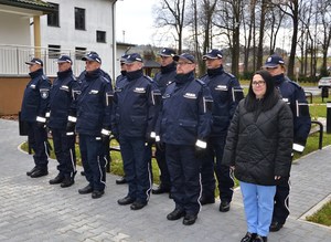 2. policjanci i pracownica Komisariatu Policji w Nawojowej