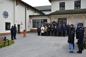 3. rozpoczyna się uroczystość przed budynkiem komisariatu, lektor czyta