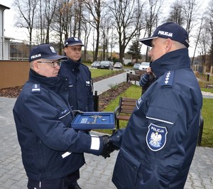 6. Komendant Leśniak przekazuje symboliczny klucz do komisariatu Komendantowi Cieśli