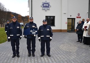 7. wspólne zdjęcie komendantów Leśniaka, Dymury i Cieśli z symbolicznym kluczem