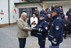 11. Komendant Leśniak przekazuje wójtowi Gminy Nawojowa podziękowanie, obok insp. Dymura