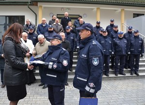 12. Komendant Leśniak przekazuje pani wójt gminy Łabowa podziękowanie, obok insp. Dymura