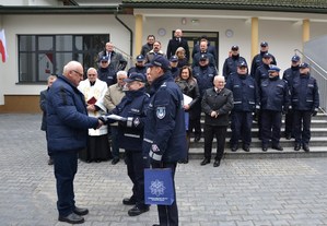 14.  Komendant Leśniak przekazuje Przewodniczącemu Rady Gminy Nawojowa podziękowanie, obok insp. Dymura
