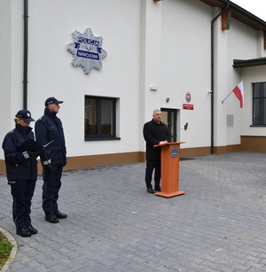 15. dyrektor Andrzej Pasek przy mównicy, obok lektorka i dowódca uroczystości