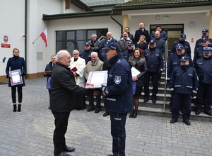 18. E. Ciągło przekazuje podziękowania od starosty na ręce komendanta Dymury