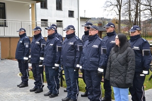 23. nawojowscy policjanci i pracownica komisariatu
