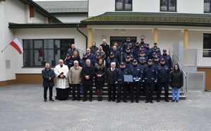 30. wspólne zdjęcie uczestników uroczystości na schodach prowadzących do budynku