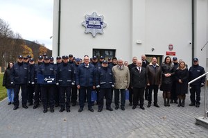 31. wspólne zdjęcie uczestników uroczystości przed komisariatem