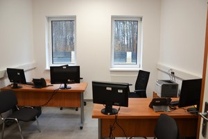 39. pomieszczenie biurowe z dwoma biurkami