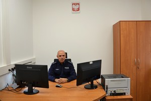 40. Komendant Komisariatu Policji w Nawojowej w swoim gabinecie