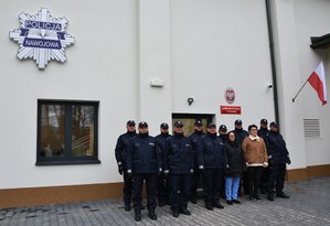 42. policjanci przed budynkiem nowego komisariatu