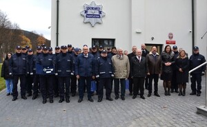 wspólne zdjęcie uczestników uroczystości przed komisariatem -