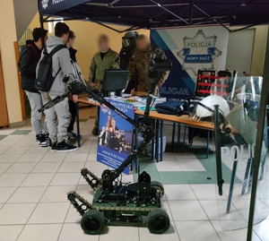 robot pirotechniczny przy stoisku promocyjnym Policji