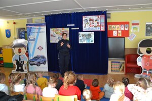 policjantka w czasie prelekcji w przedszkolu
