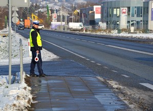 2. policjant ruchu drogowego z tarczą do zatrzymywania pojazdów