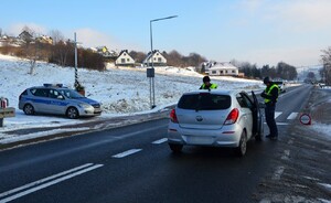 6. posterunek blokadowy, policjanci przeprowadzają kontrolę pojazdy