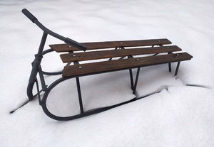 sanki na śniegu - zdjęcie ilustracyjne