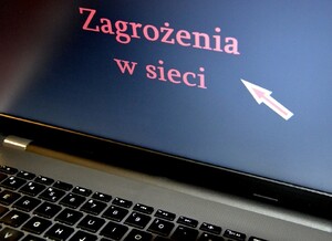 laptop, na ekranie napis Zagrożenia w sieci