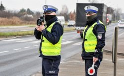 policjanci z laserowym miernikiem prędkości